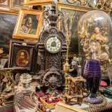 Lo stupore prosegue una volta entrati. Gli occhi si perdono tra i mille manufatti di ogni tipo che affollano il locale: specchi, orologi, pergamene...